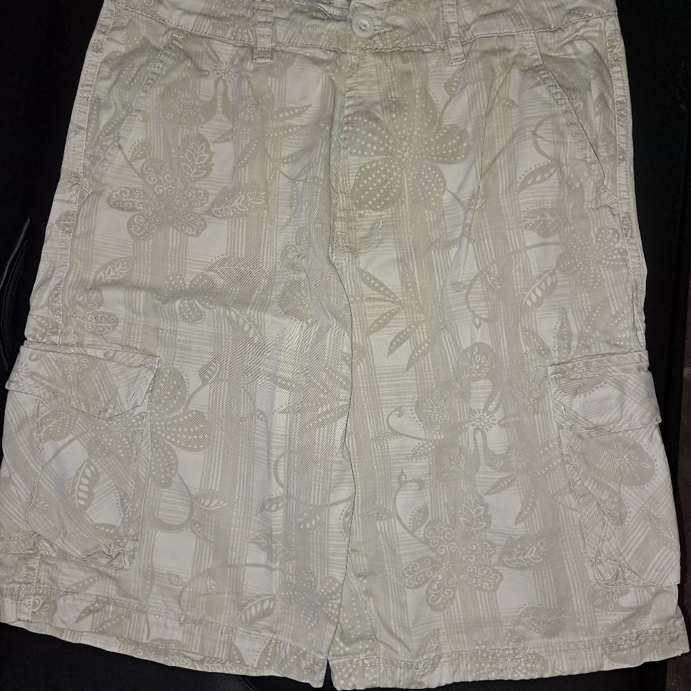 Men's Carbon khaki shorts, Hawaiian design size 32 great condition